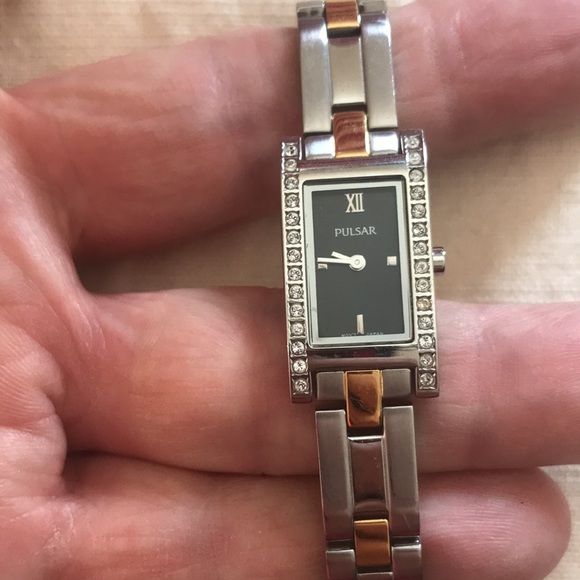 Gently used ladies pulsar watch - Picture 3 of 7